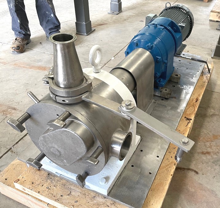 used Sine/Sundyne pump Model MR-135NNTC. Pump Rated 138 GPM @ 150 PSI. Motor is 2 HP, 1155 RPM, 208-230/460 volt, into gear reducer.  Last used in Food (sanitary) application on Pudding product. Pump used in low shear applications and has Powerful suction even for viscous products.